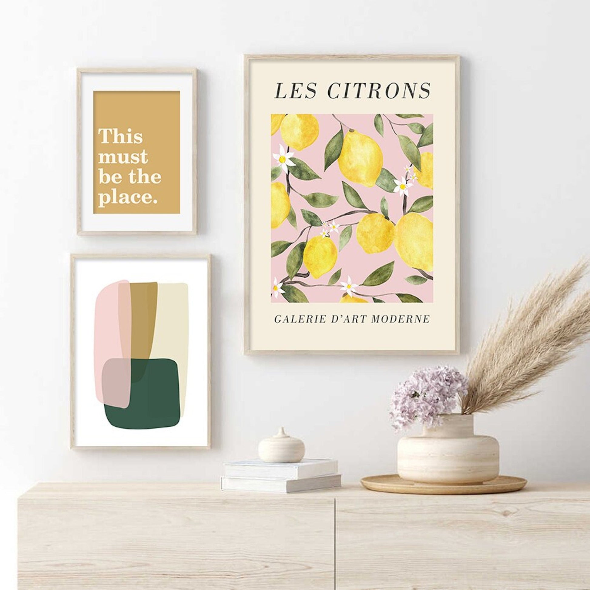 Elegante Wandgestaltung mit dem Poster 'Zirtronen Garten und Schmetterling' von justgoodmood, präsentiert zusammen mit modernen Kunstwerken in einer einladenden Umgebung.