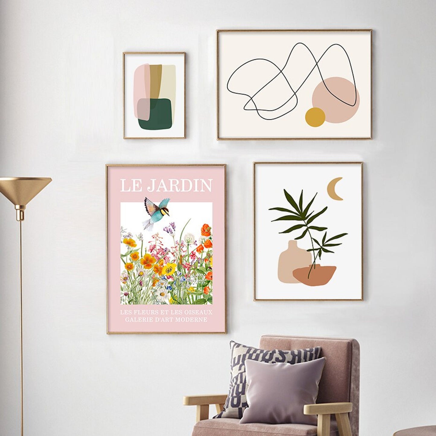 Stilvolle Wohnkultur mit dem Poster 'Zirtronen Garten und Schmetterling' von justgoodmood, präsentiert in einer hellen, einladenden Wohnung mit weiteren dekorativen Elementen.