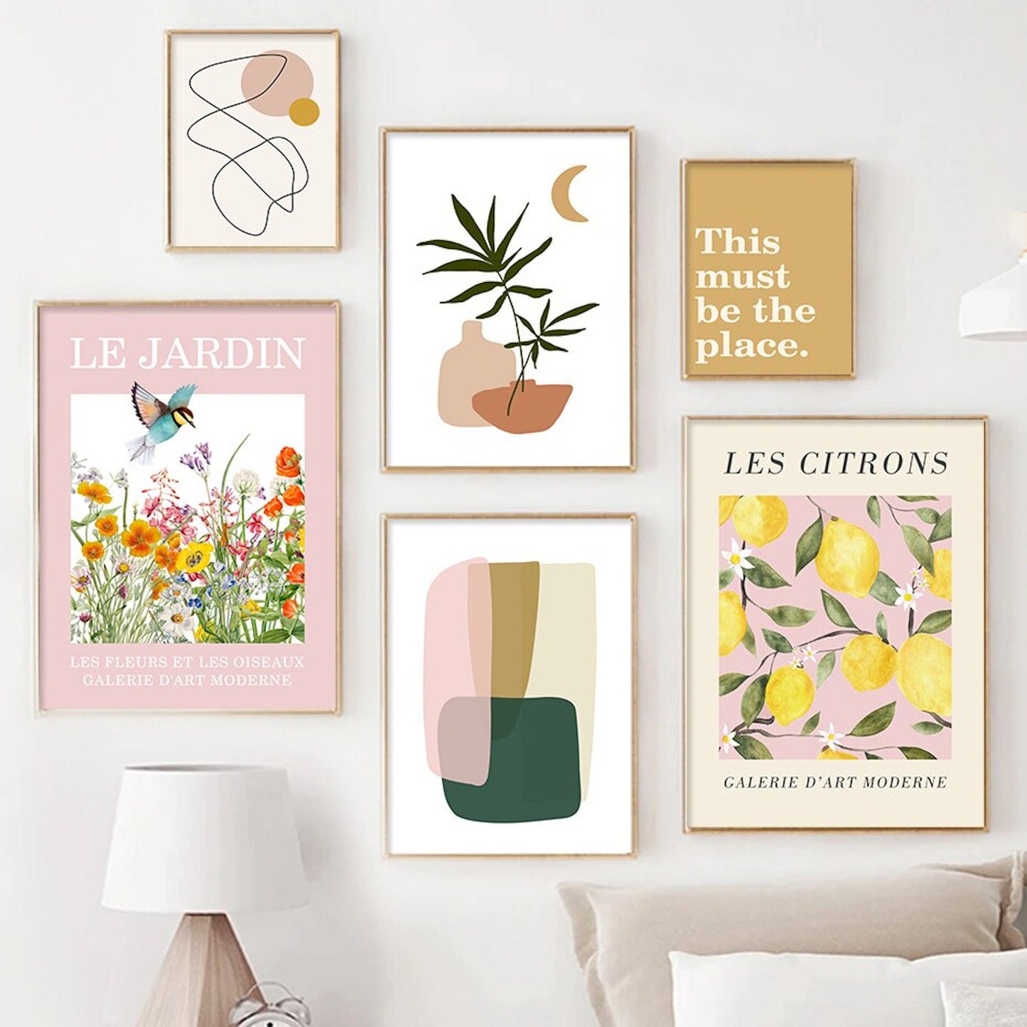 Fröhliche Wanddekoration mit dem Poster 'Zirtronen Garten und Schmetterling' von justgoodmood, umgeben von stilvollen Rahmen und Kunstwerken, ideal für jeden Raum.