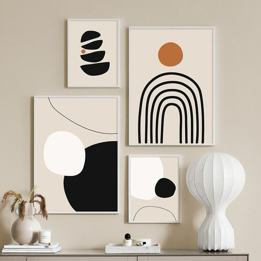 Künstlerische Wandgestaltung mit Postern von justgoodmood, die Keise Linien und abstrahierte Formen in Beige und Schwarz zeigen, ideal für jedes Wohnambiente.