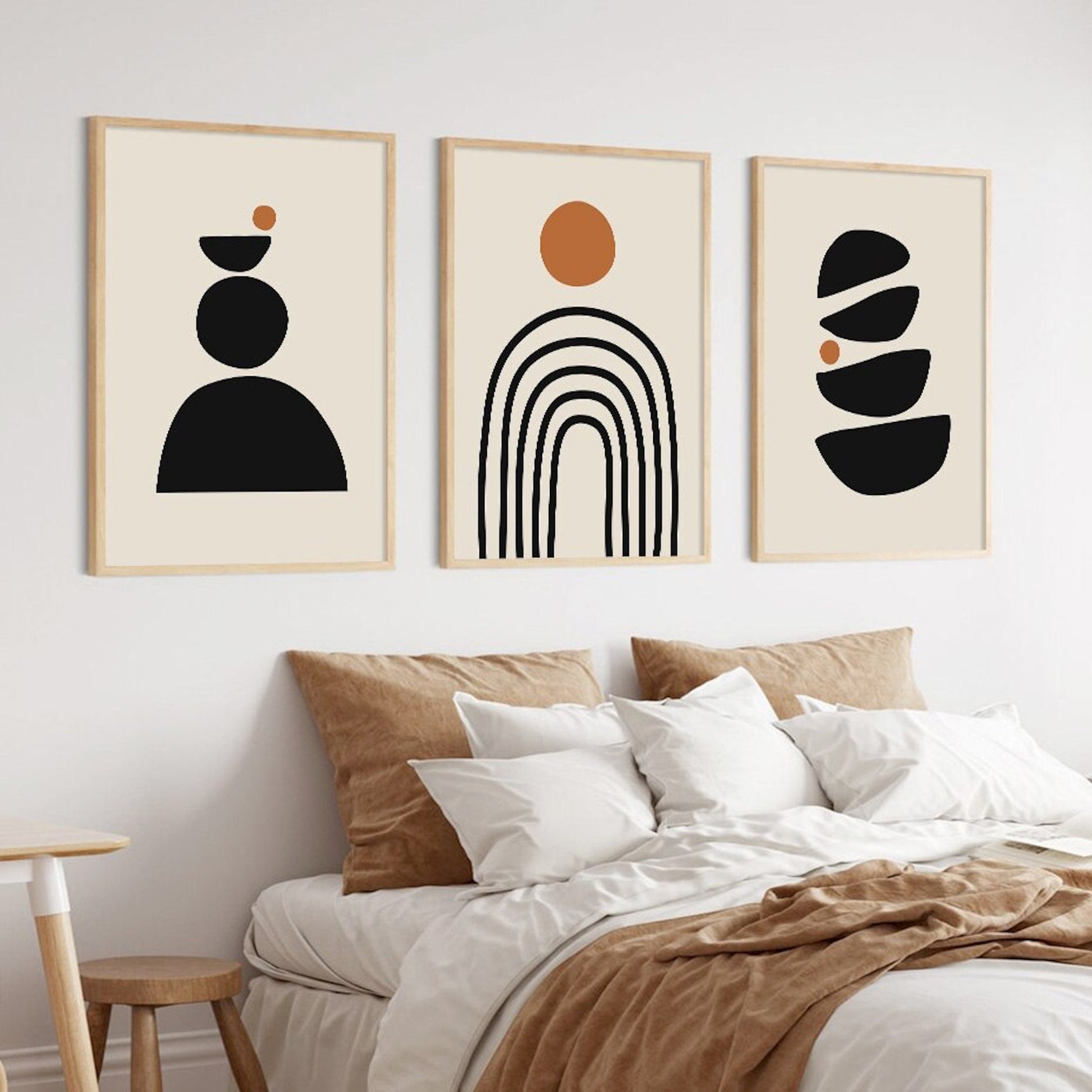 Elegante Poster mit modernen Mustern in Beige, Schwarz und Erdtönen von justgoodmood, die perfekt in jedes Schlafzimmer integriert werden können.