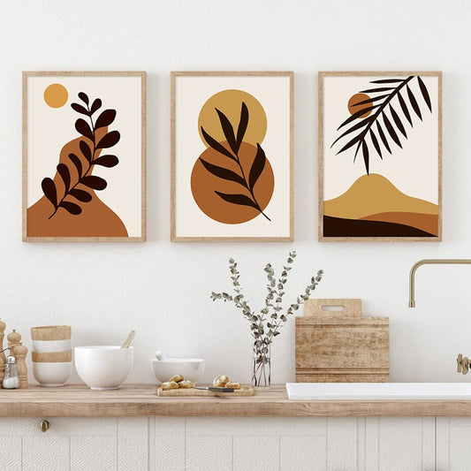 Einfache und elegante Boho-Poster in Ockar und Beigetönen von justgoodmood, angeordnet über einem modernen Holztisch in einer hellen Küche.