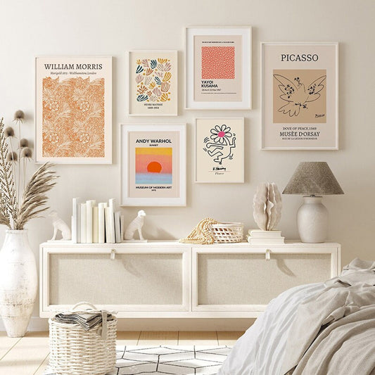 Stylisches Wohnambiente mit dekorativen Drucken von William Morris, Picasso und Andy Warhol als Deko Print ohne Rahmen von justgoodmood. Fügen Sie lebendigen Kunstflair zu Ihren Wänden hinzu!