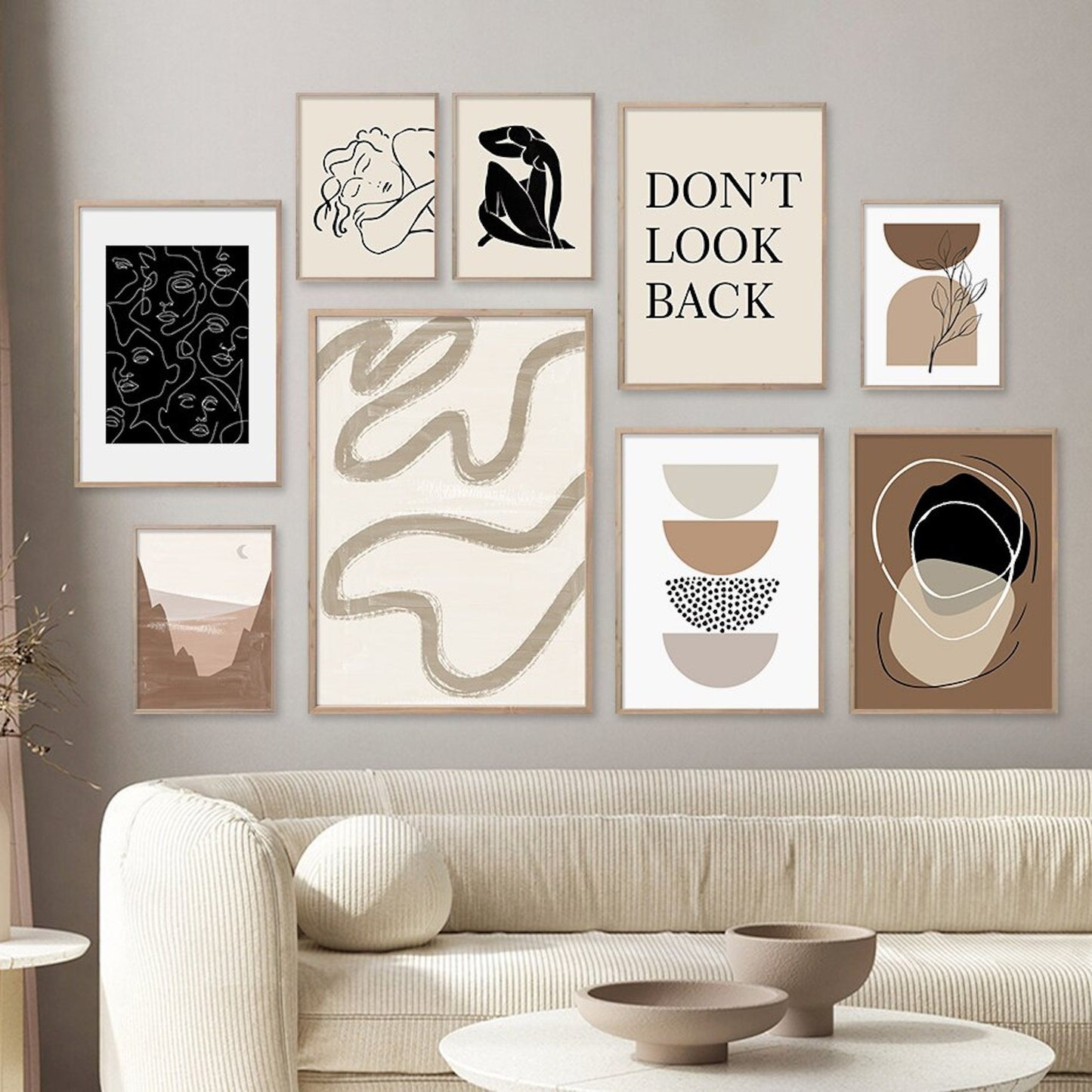 Stilvolle Wanddekoration mit einem abstrakten Boho Poster von justgoodmood, das Linien und geometrische Formen kombiniert.