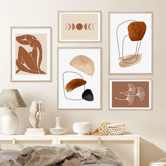 Kreative Wandgestaltung mit dem Poster 'Linien Abstrakte Formen und Körper' von justgoodmood, das stilvolle Deko-Prints in Braun- und Beigetönen zeigt.