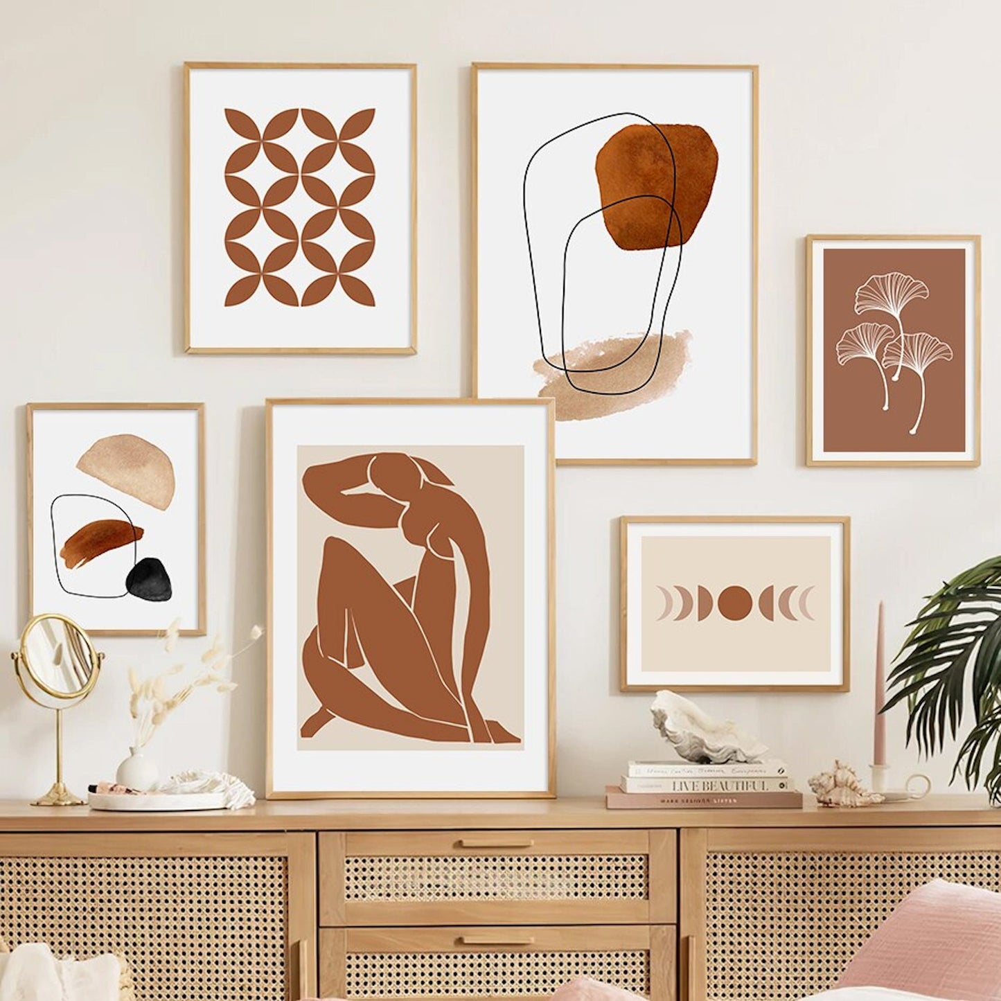 Modernes Dekor mit dem Poster 'Linien Abstrakte Formen und Körper' von justgoodmood, das elegante abstrakte Kunstwerke in warmen Farben präsentiert.