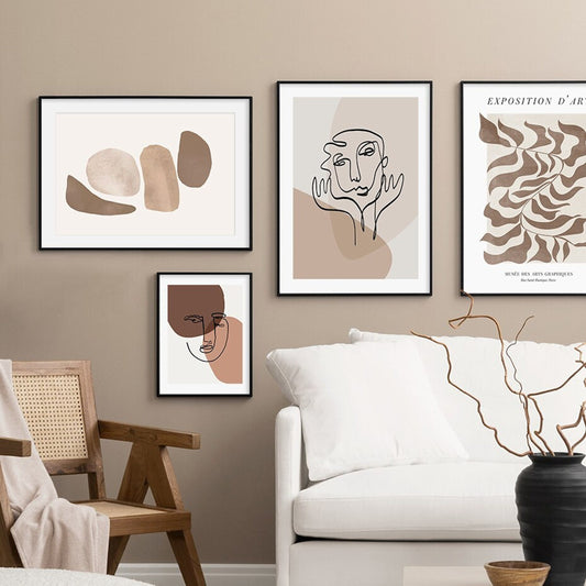 Ein einladendes Zuhause mit dem Poster Gesichtslinien und Abstrakte Formen von justgoodmood, das an einer stilvollen Wand hängt und eine gemütliche Atmosphäre schafft.