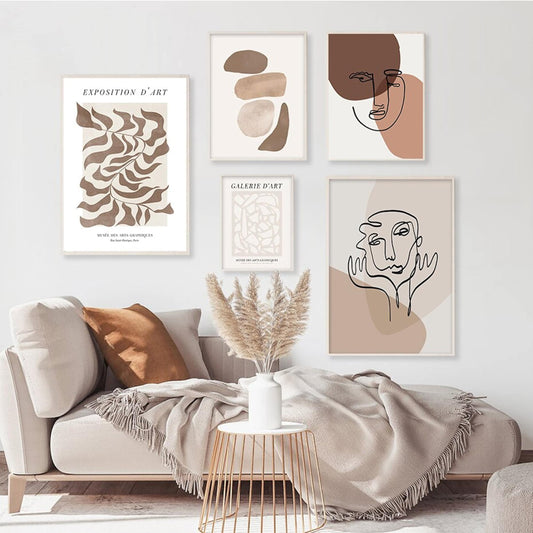 Stilvolle Wanddekoration mit dem Poster Gesichtslinien und Abstrakte Formen von justgoodmood. Präsentiert in einem modernen Wohnzimmer mit bequemer Couch und dekorativen Kissen.