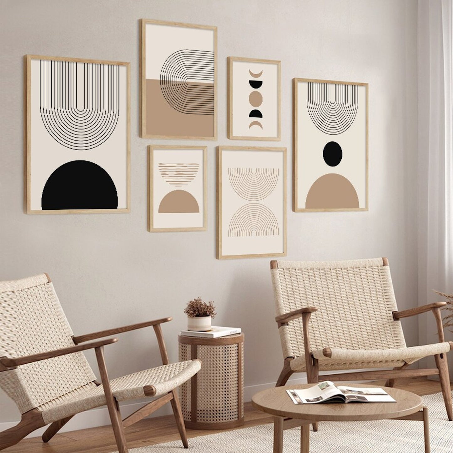 Stylisches Wohnzimmer mit Boho Halbkreise und Linien Deko Print ohne Rahmen von justgoodmood. Moderne Kunst auf Leinwand in warmen Erdtönen, perfekt für eine kreative Wohnatmosphäre.