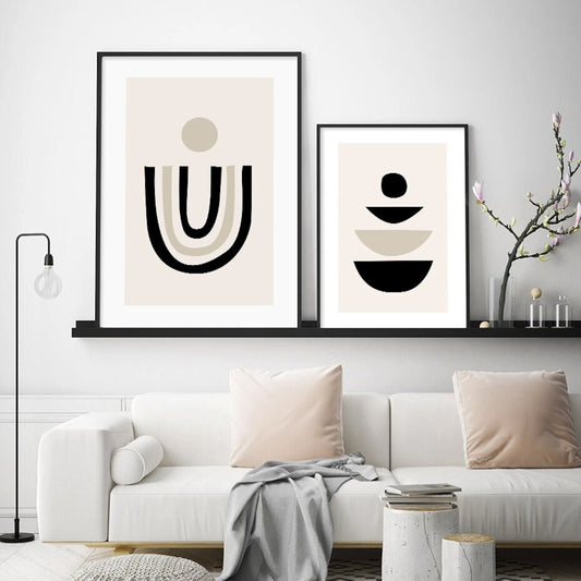 Elegante Kombination aus modernen Postern, inklusive Poster Boho Model mit Hut und Abstrakte Formen als Deko Print von justgoodmood, für eine kreative Raumgestaltung.