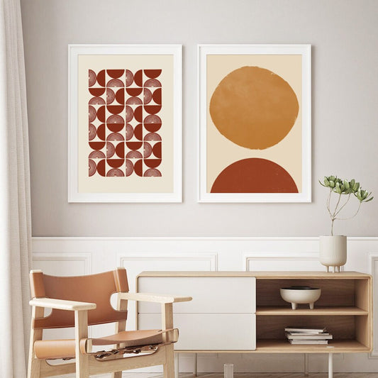 Moderne Wohnatmosphäre mit rahmten Boho-Postern in Senffarben und Ockarfarben – ein Deko Print von justgoodmood.