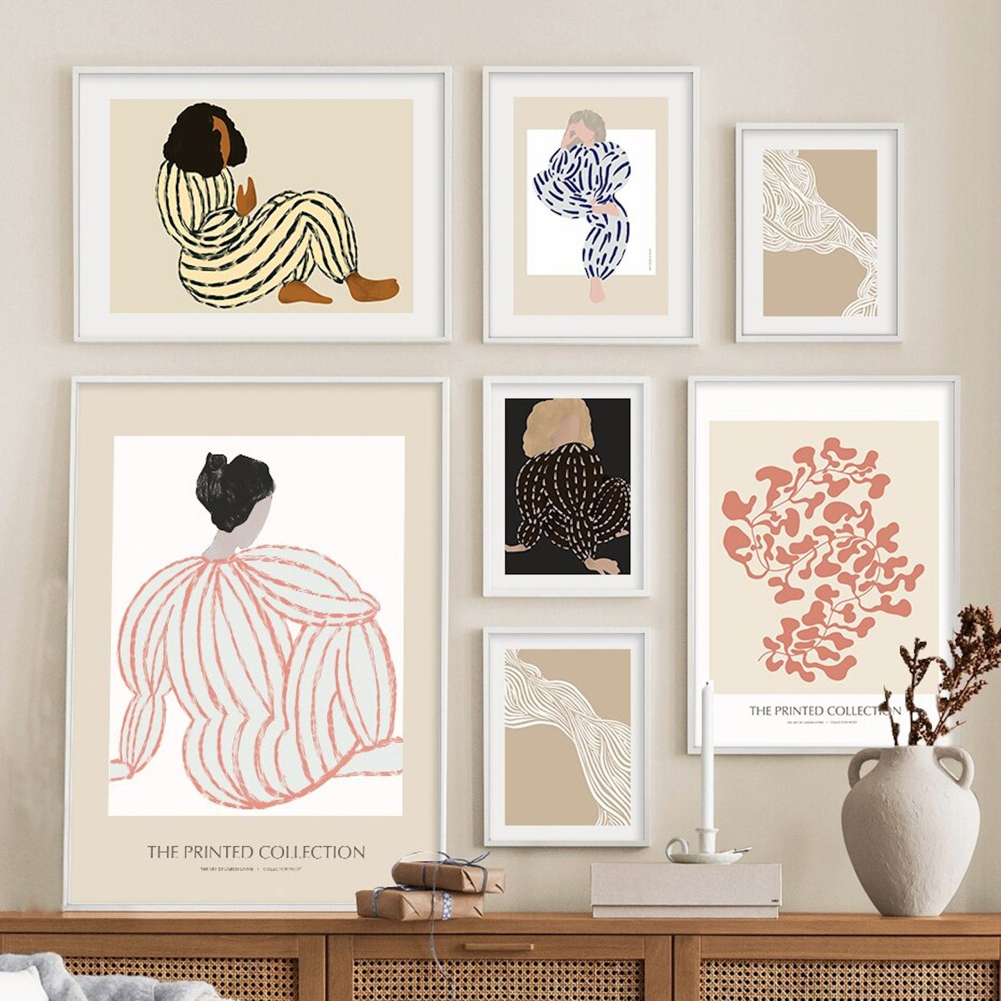 Elegante Wandgestaltung mit einer Sammlung von Postern von justgoodmood, einschließlich 'Poster Boho Abstrakte Linien und Frauen Kurven Körper Formen' – perfekt für ein gemütliches Zuhause.