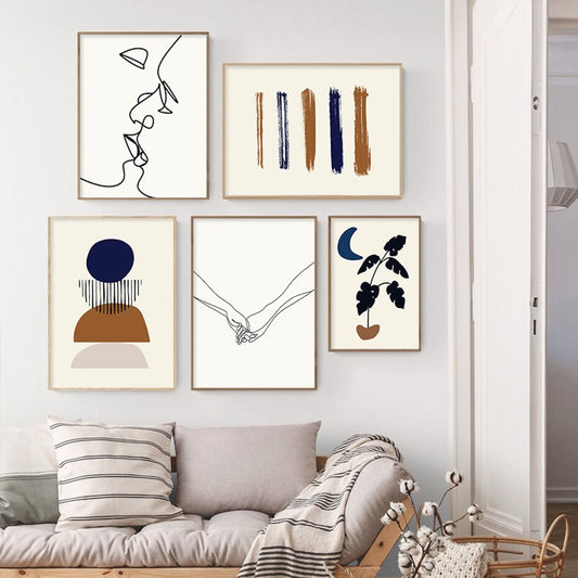 Kreative Anordnung von Boho Herz Linien Love Poster von justgoodmood, modernes Design mit Kunstwerken auf einer hellen Wand.