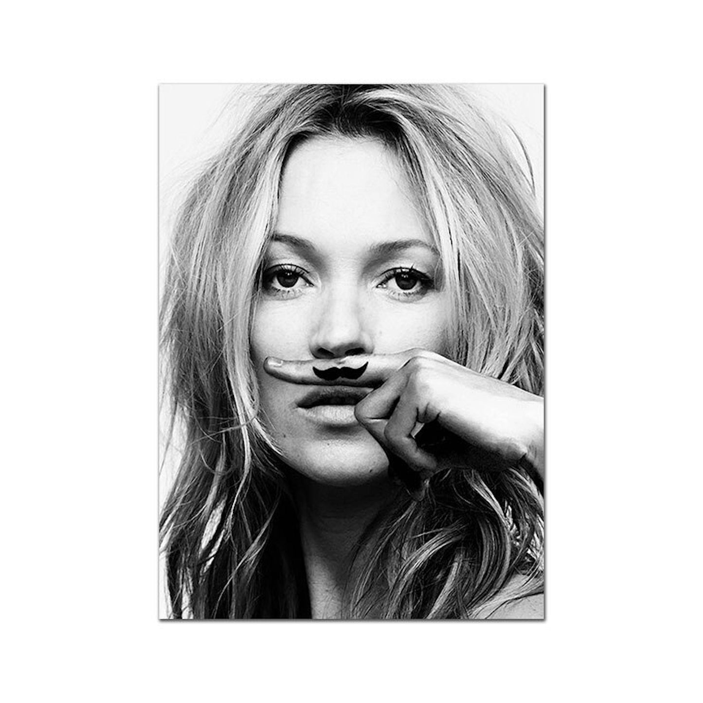 Kreatives Poster Schwarz Weiß Kate Moss mit einem spielerischen Look, produziert von justgoodmood, ideal für jeden Raum.