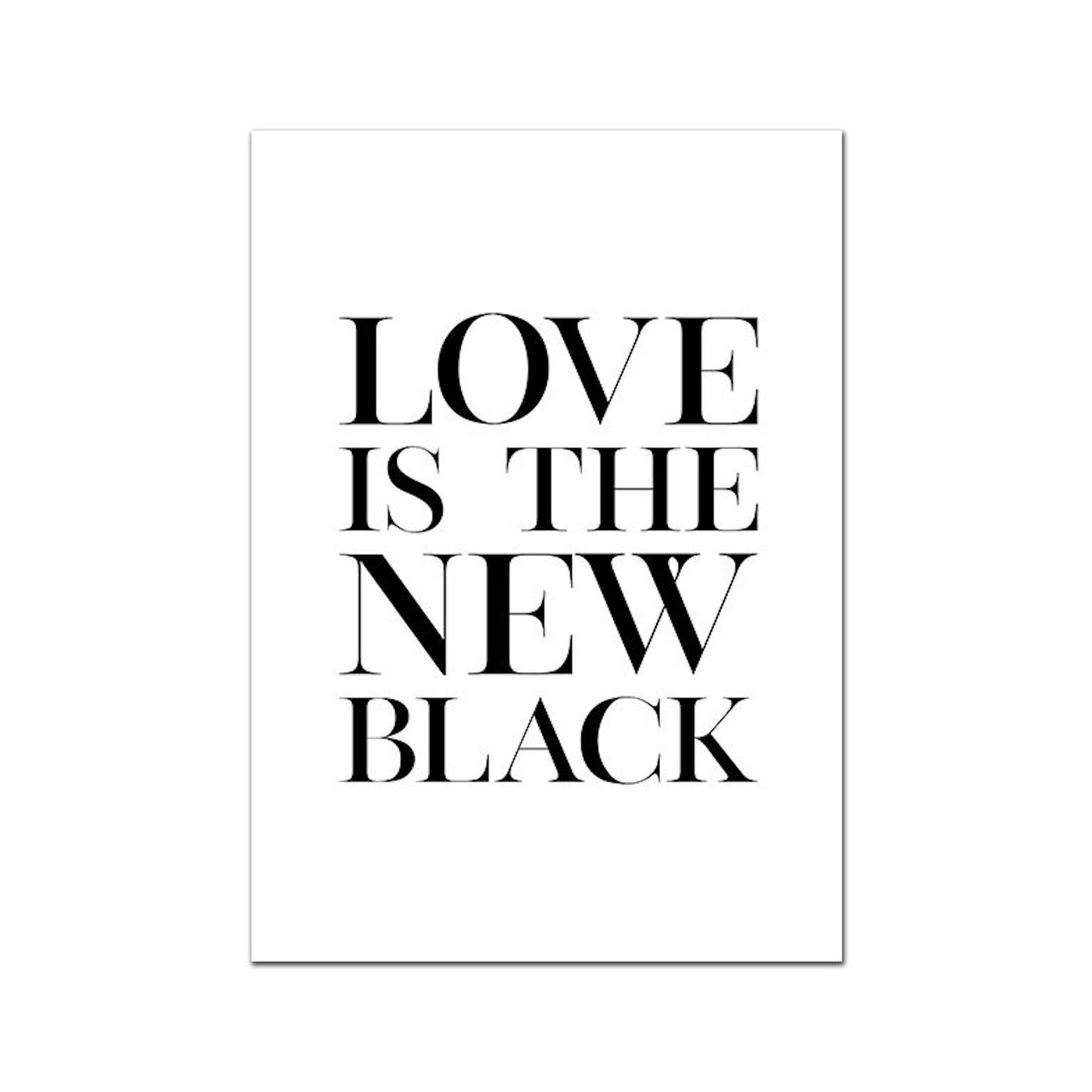 Modisches Wandbild mit dem Slogan 'Love is the new Black', Teil der Kollektion von justgoodmood, ergänzt durch stilvolle Elemente.
