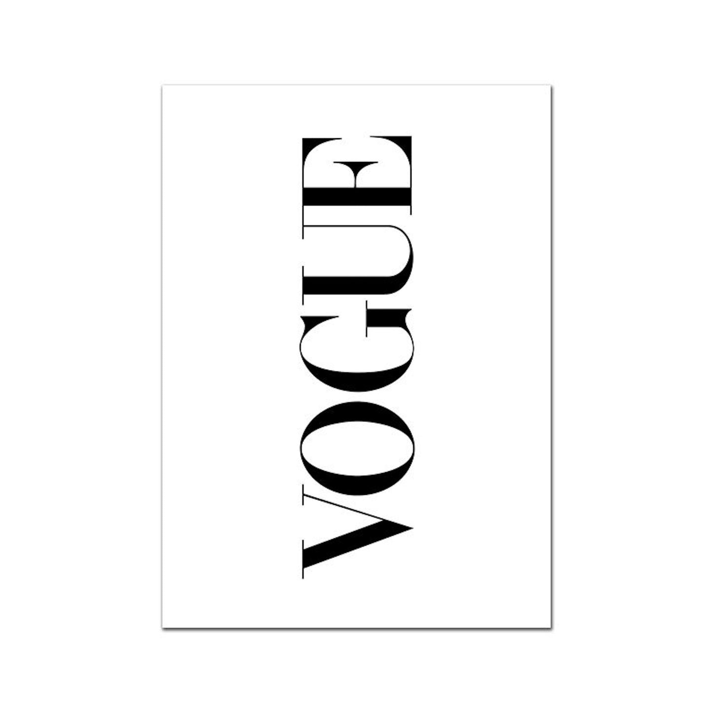 Stylisches Poster mit dem Wort 'VOGUE' in großem, eleganten Schriftzug, perfekt für Schlafzimmer und Wohnzimmer, von justgoodmood, aus der Reihe 'Poster Schwarz Weiß Kate Moss Vogue I Vintage'.