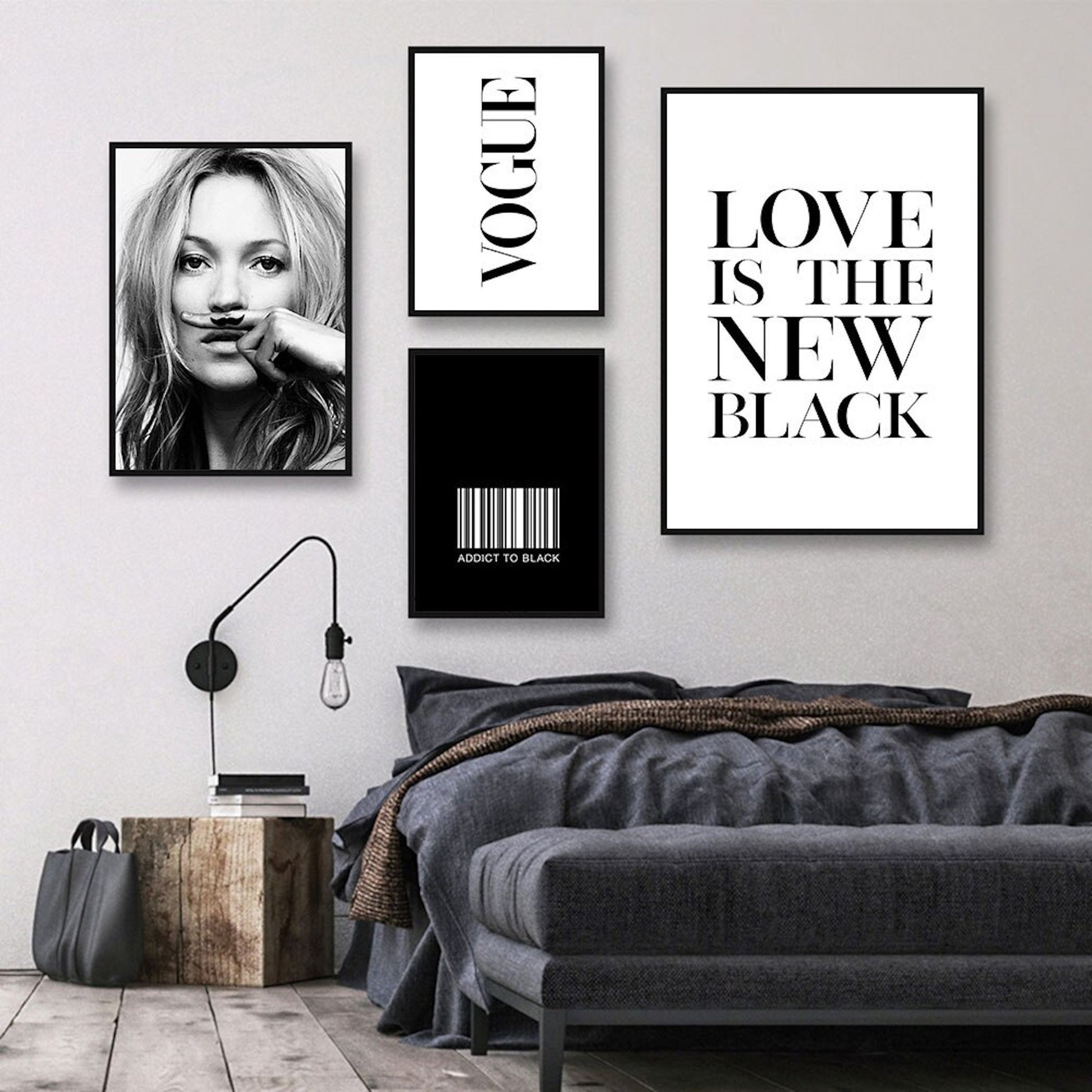 Stylisches Poster Schwarz Weiß Kate Moss Vogue, perfekt für die Wohnkultur von justgoodmood, präsentiert in einem modernen Wohnzimmer-Setup.