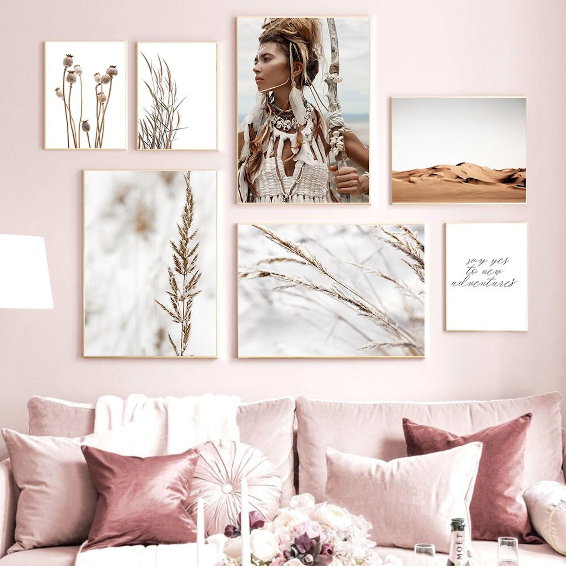 Elegantes Wohnzimmer mit dem Poster "Indianerin in der Wüste" von justgoodmood, das harmonisch in einen warmen Farbton mit Trockenblumenakzenten integriert ist.