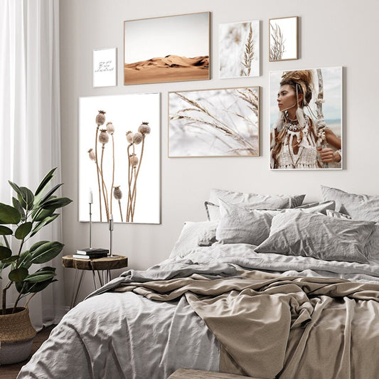 Stylisches Schlafzimmer mit dem Poster "Indianerin in der Wüste" von justgoodmood, das kreative Wanddekoration mit Trockenblumen zeigt.