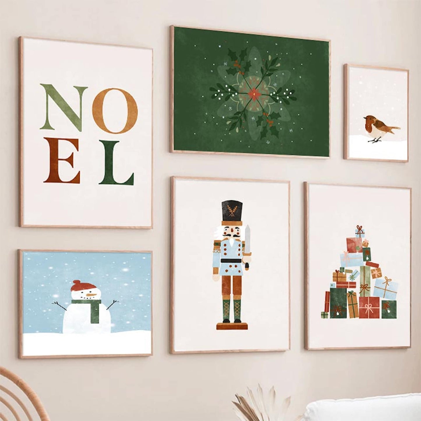 Festliche Wandbilder mit Nussknacker, Schneemann, Geschenken und Pflanzen für Weihnachtsdekoration | justgoodmood | Poster Weihnachten Nussknacker Geschenke