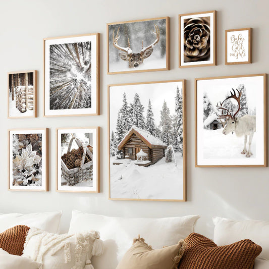 Gemütliche Wandgestaltung mit dem Poster 'Winter Frostblätter Rentier Frostblätter' von justgoodmood. Es zeigen verschiedene winterliche Motive in einem stilvollen Arrangement auf einer Wand.