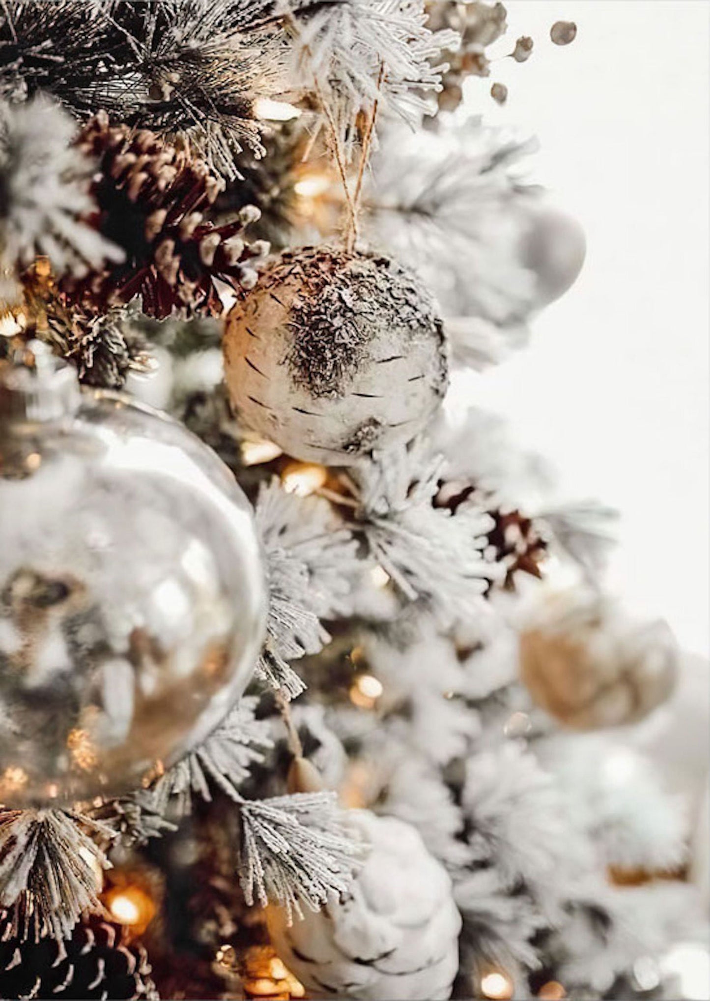 Festlich geschmückter Weihnachtsbaum mit hochwertigen Ornamenten und Lichtern, ideal für Weihnachtsdeko. Poster New York Weihnachtsbaum Zimtplätzchen Kathedrale von justgoodmood.