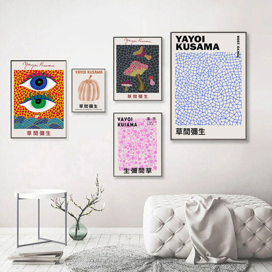 Moderne Wanddekoration mit Yayoi Kusama Postern, die die faszinierenden Auge Kürbis Pilze zeigen. Ideal für Wohnzimmer und Schlafzimmer. Deko Print vom justgoodmood.