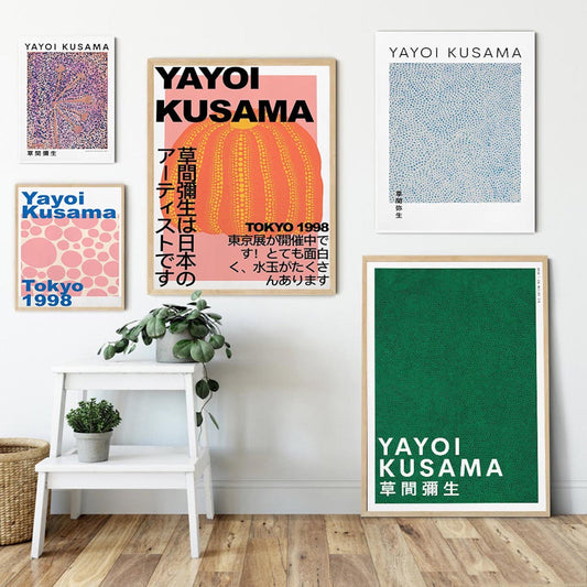 Bunte Wandkunst mit Motiven von Yayoi Kusama, darunter bunte Kürbisse, grafische Muster und Texte, präsentiert im eleganten Wohnambiente. Ideal für die Deko in Wohnzimmer oder Schlafzimmer. Poster Japan Tokio Yayoi Kusama Kürbis von justgoodmood.