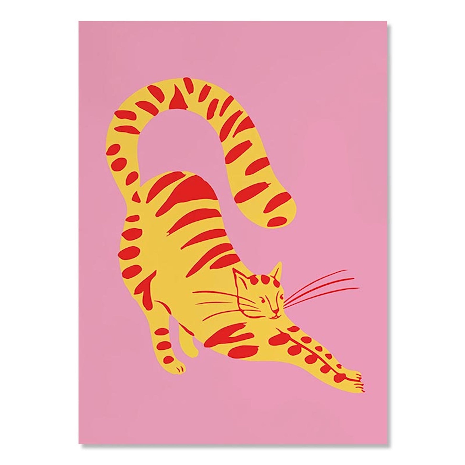Lebhaftes Katzen-Poster mit rot-gelben Streifen auf rosa Hintergrund, ideal für kreative Wohnräume von justgoodmood. Mona Lisa Da Vinci mit Katze inspiriertes Design.
