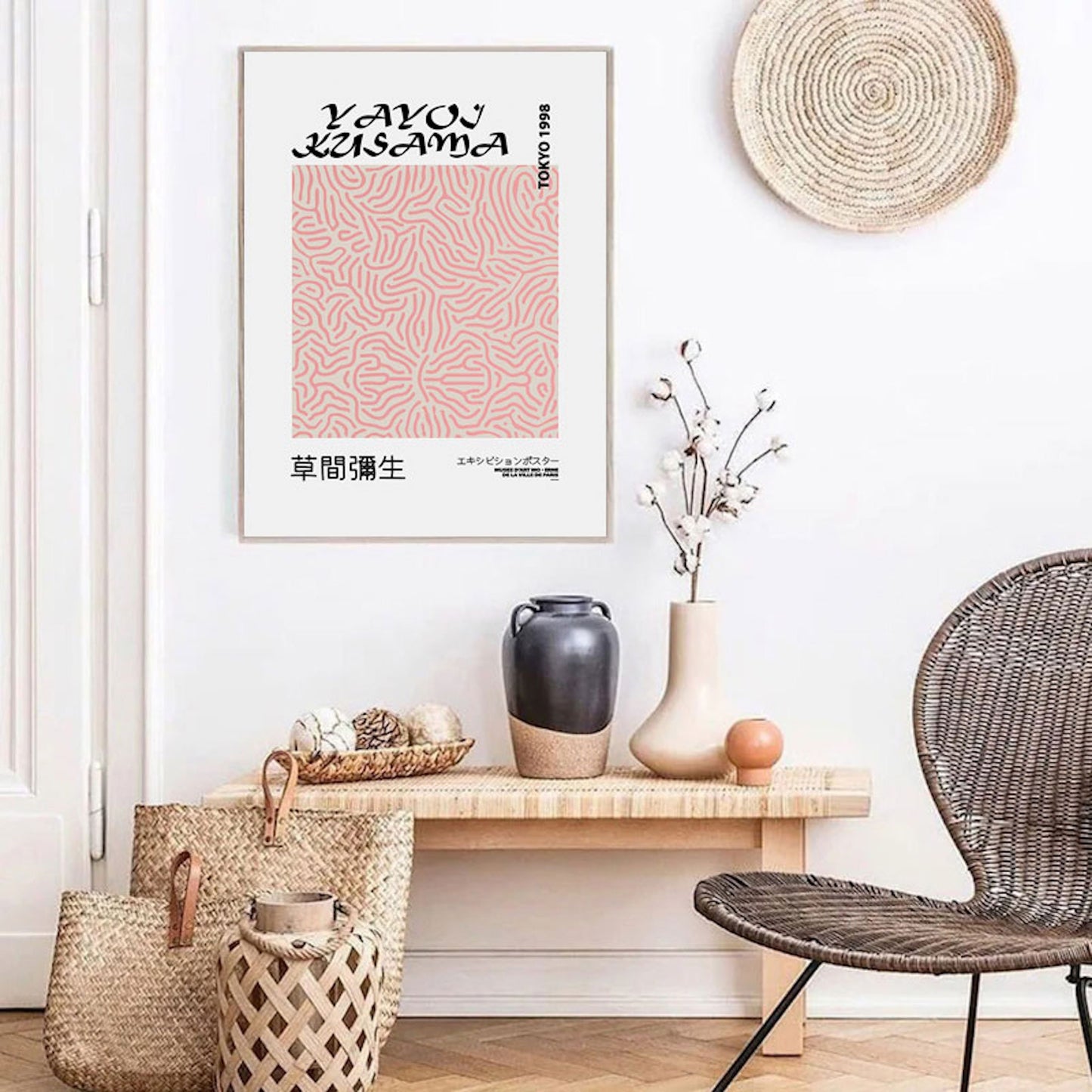 Wunderschönes Yayoi Kusama Poster in einem gemütlichen Raum, gestaltet von justgoodmood, bringt Farbe und Kunst in dein Zuhause.