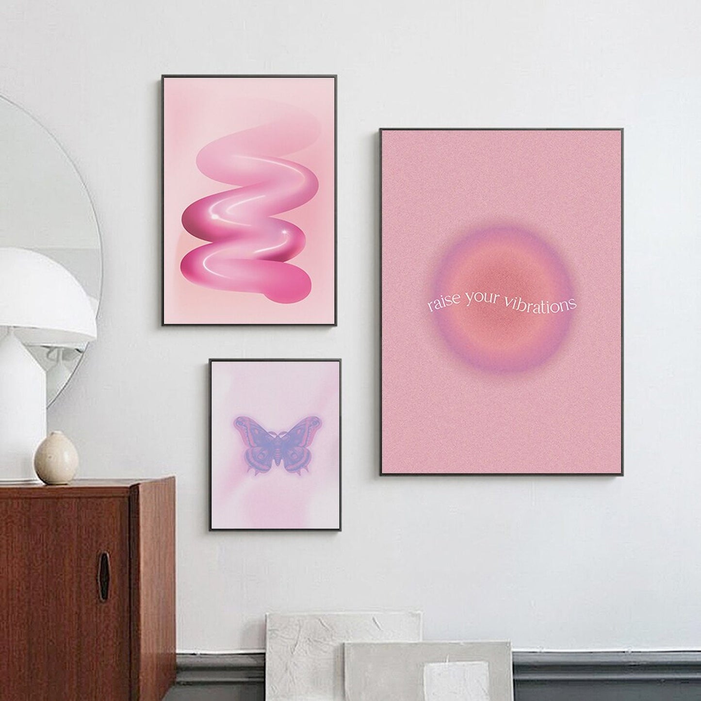 Stylische Wanddekoration von justgoodmood mit dem Poster 'Gedanken Energie Positiv Mindset'. Die moderne Präsentation in sanften Pinktönen und kreativen Designs inspiriert zu einem positiven Mindset und passt perfekt in jedes Zuhause.