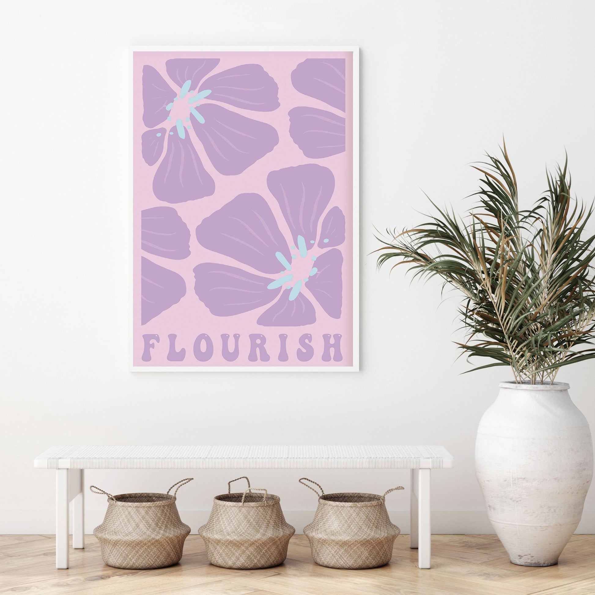 Inspiration durch das Poster 'Flourish' von justgoodmood - Ein wunderschönes Wandbild mit lila Blumen auf zartem rosa Hintergrund, ideal für eine positive Wohnkultur.