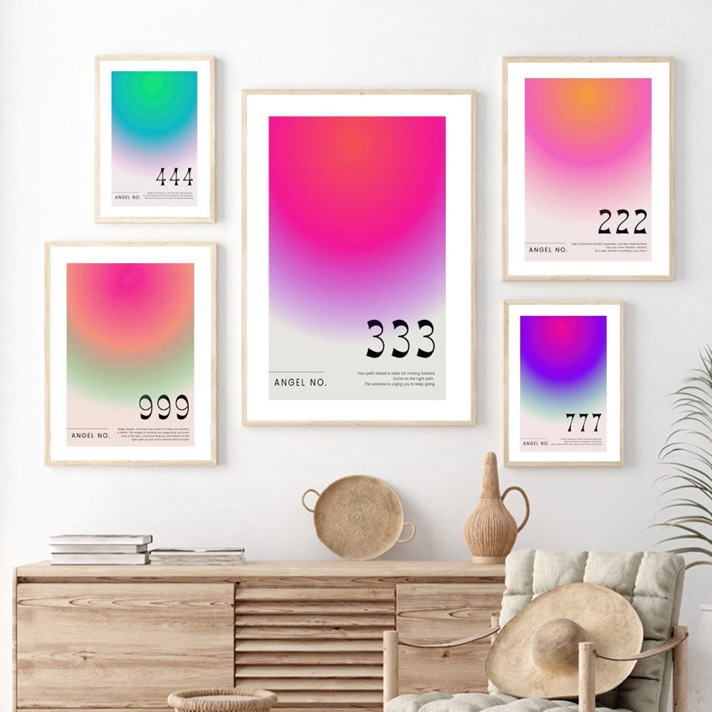 Inspirierende Wandbilder mit den Zahlen 222, 333, 777 und 999, perfekt für positive Energie im Raum. Deko Print von justgoodmood für Wohnzimmer und Schlafzimmer.