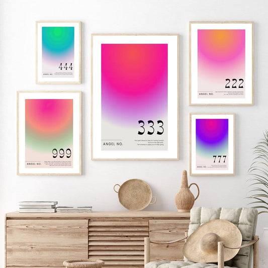 Inspirierende Wandbilder mit den Zahlen 222, 333, 777 und 999, perfekt für positive Energie im Raum. Deko Print von justgoodmood für Wohnzimmer und Schlafzimmer.