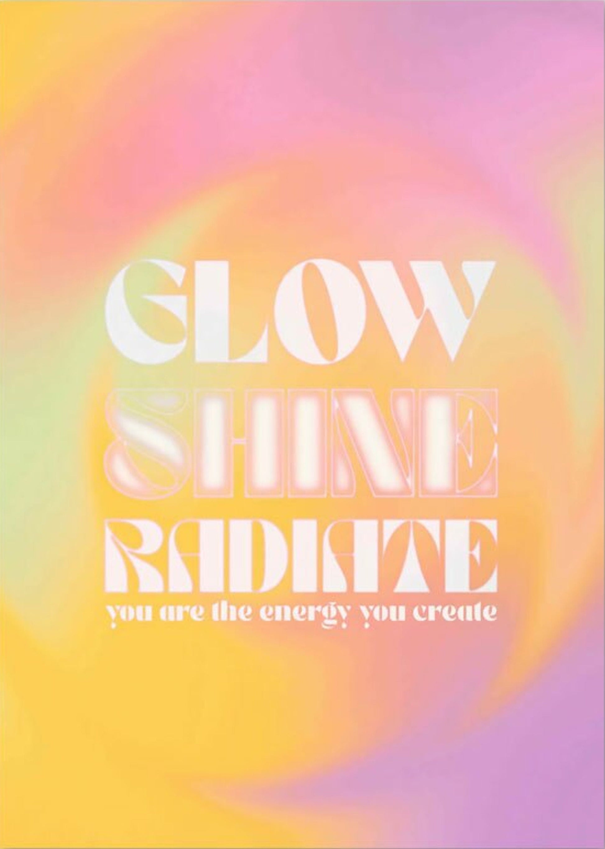 Buntes Poster mit dem inspirierenden Spruch 'Glow Shine Radiate' für positive Energie in Rosa Farben, ideal für das Wohnzimmer oder Schlafzimmer. Deko Print von justgoodmood.