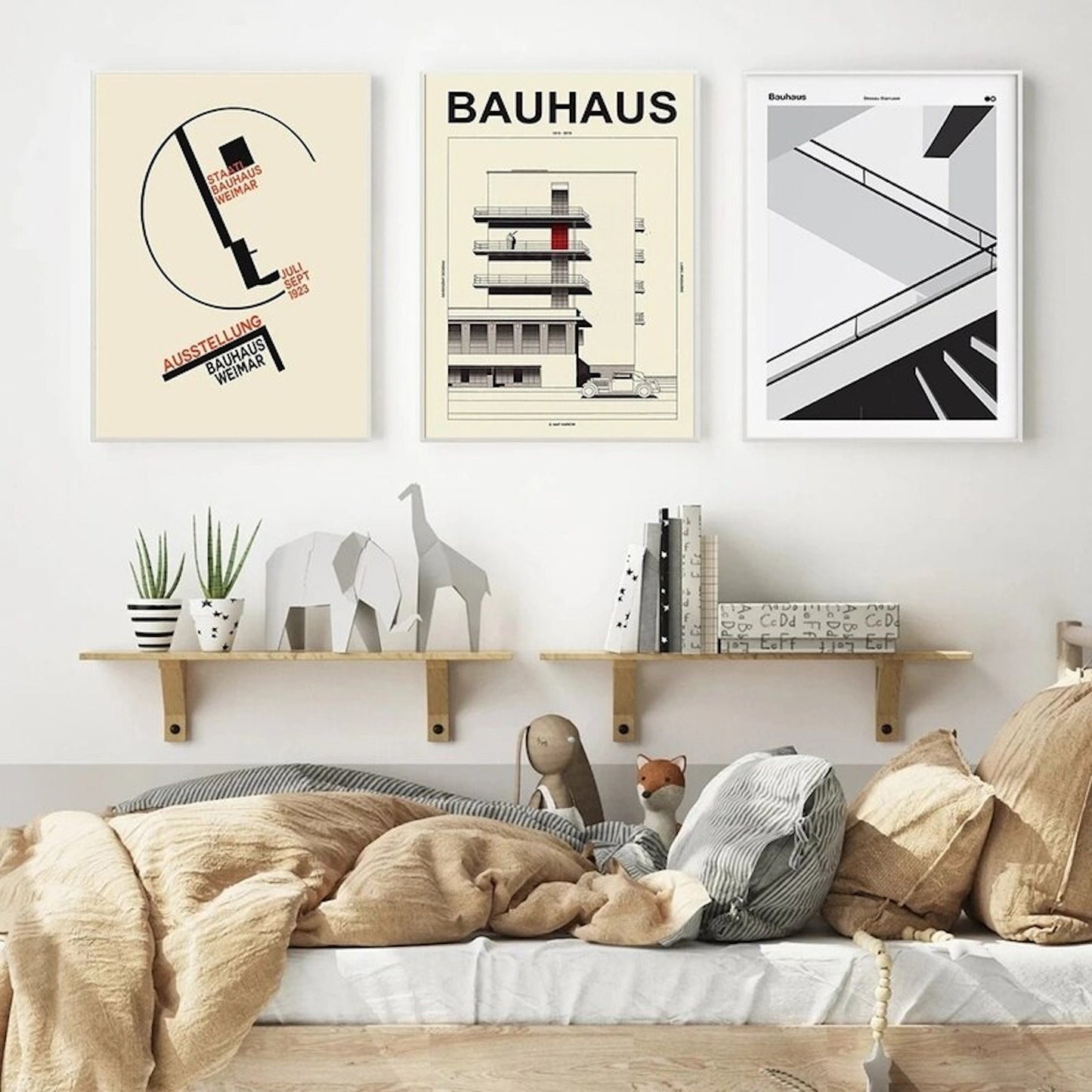 Kreative Wandgestaltung mit Bauhaus Postern im modernen Stil von justgoodmood - Poster Bauhaus moderne Architektur als Deko Print ohne Rahmen.