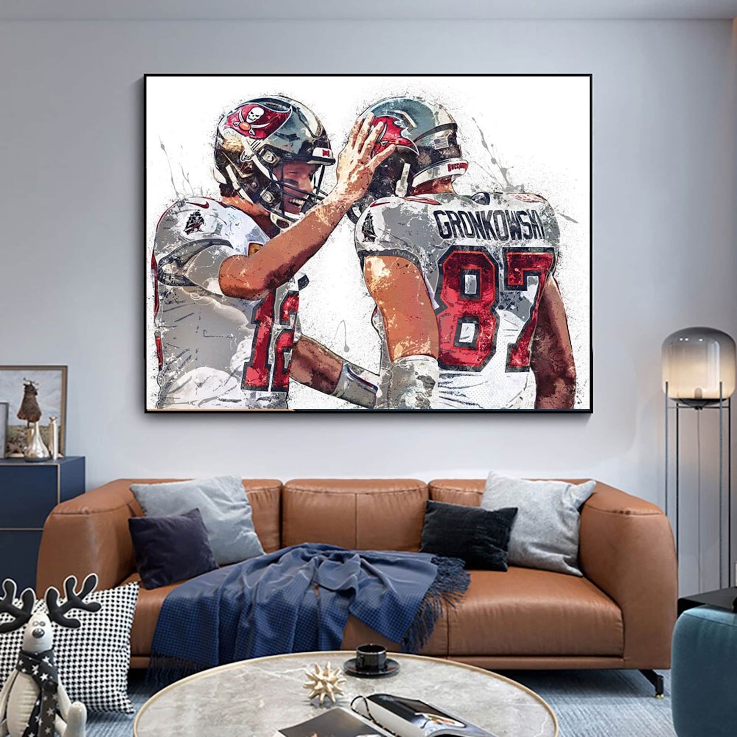 Wanddeko Poster von Tom Brady und Gronkowski, amerikanische Football Superstars, das Wohnzimmer von Justgoodmood mit sportlichem Flair verschönernd.