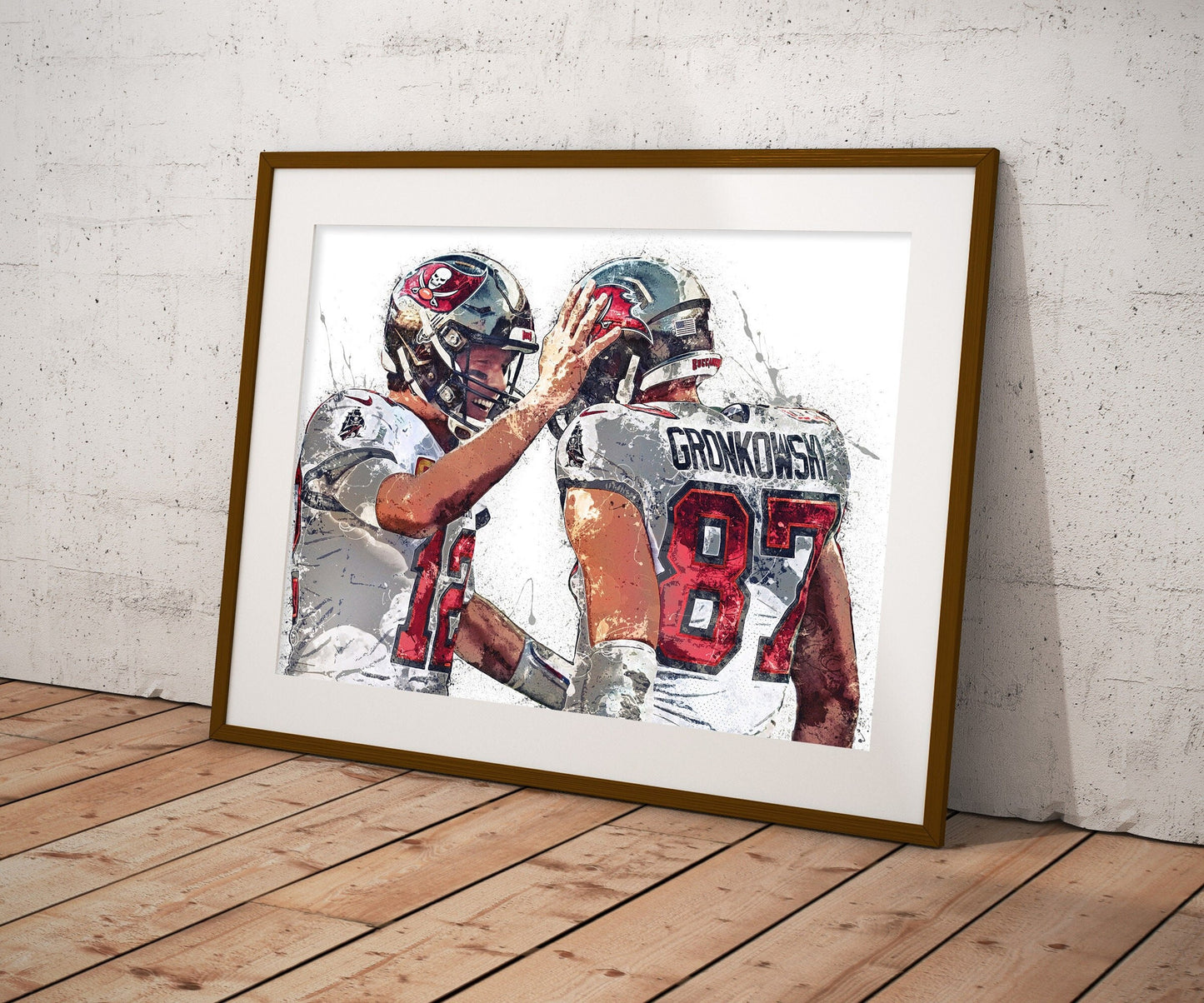 Elegantes, gerahmtes Poster von Tom Brady und Gronkowski, perfekt für Fans des amerikanischen Fußballs. Ein wahrer Hingucker in jedem Raum, erhältlich bei justgoodmood.