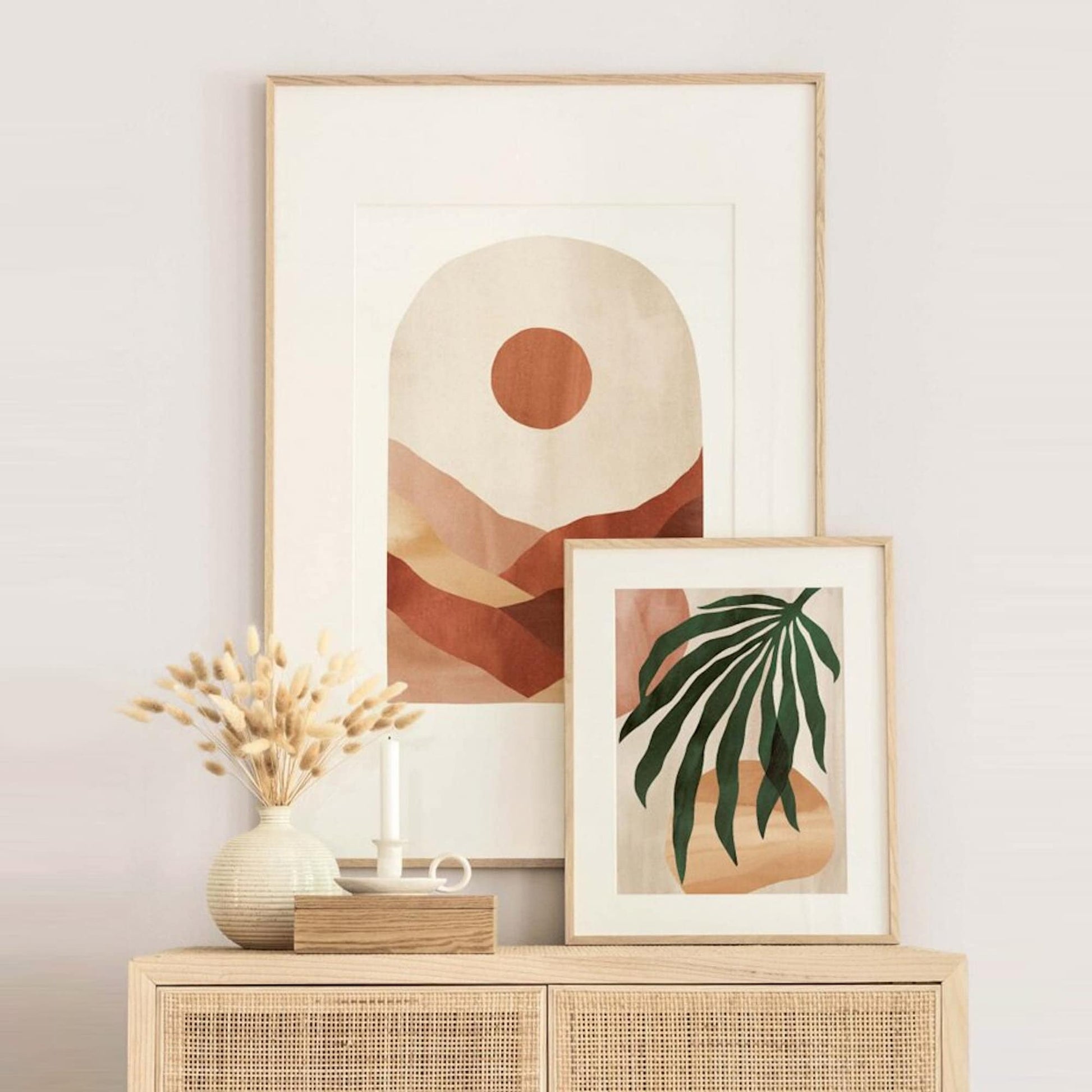 Stylischer Wohnbereich mit gerahmten Kunstpostern in Rottönen und grünen Blättern. Deko Print ohne Rahmen, ideal für jeden Raum von justgoodmood.