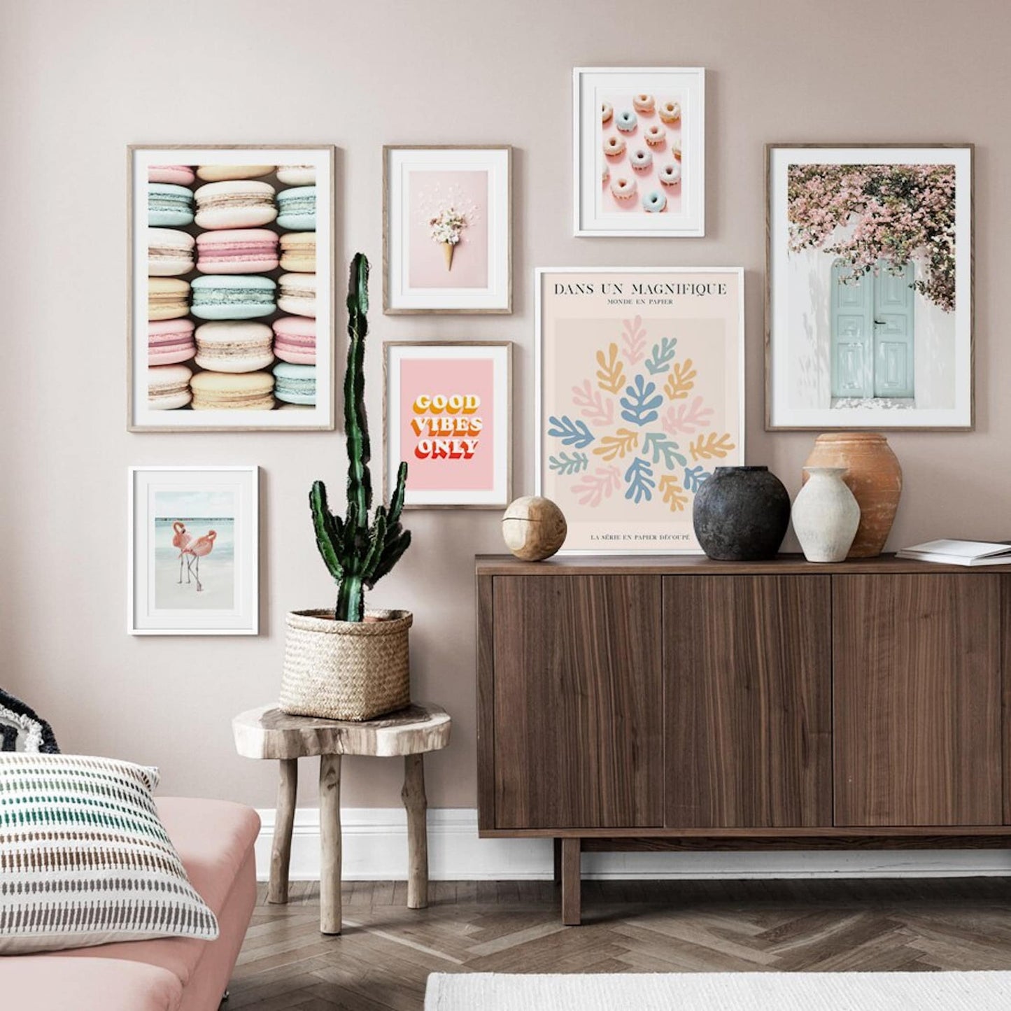 Bunte Wanddekoration mit verschiedenen Postern, darunter das stilvolle Poster von justgoodmood mit Macarons und einer Avocado als Deko Print ohne Rahmen, ideal zur Verschönerung Ihres Wohnraums.