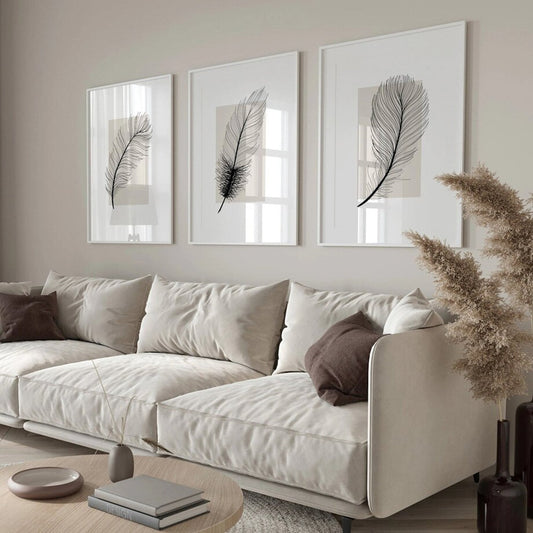 Stylische Wanddekoration mit dem Poster Schwarze Feder als Deko Print ohne Rahmen von justgoodmood. Perfekt für jedes Zuhause und Wohnzimmer.