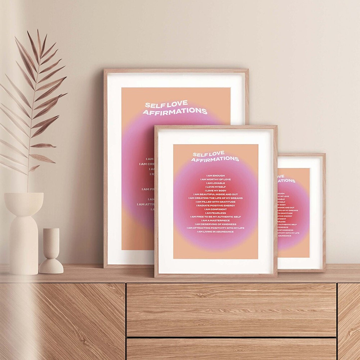 Stylisches Poster "Affirmationen zur Selbstliebe und Mindset Deko Print ohne Rahmen" von justgoodmood, präsentiert in verschiedenen Größen auf einem Möbelstück, kreiert eine positive Atmosphäre mit inspirierenden Botschaften.