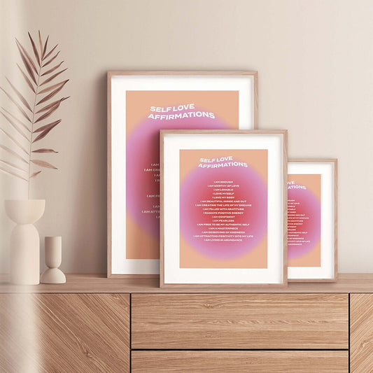 Stylisches Poster "Affirmationen zur Selbstliebe und Mindset Deko Print ohne Rahmen" von justgoodmood, präsentiert in verschiedenen Größen auf einem Möbelstück, kreiert eine positive Atmosphäre mit inspirierenden Botschaften.