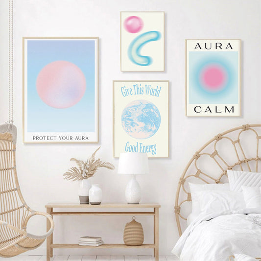 Inspiriertes Raumdesign mit dem Poster "Spiritualität Blaue Aura" von justgoodmood, zusammen mit anderen aufmunternden Prints in einem gemütlichen, modernen Interieur.