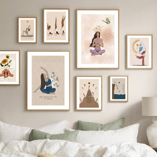 Inspirierende Wandgestaltung mit Poster von justgoodmood "Yoga Manifestieren positiver Gedanken". Das Bild zeigt eine stilvolle Galerie mit mehreren Kunstwerken, die positive Gedanken und Achtsamkeit thematisieren und jedem Raum eine fröhliche Note verleihen.