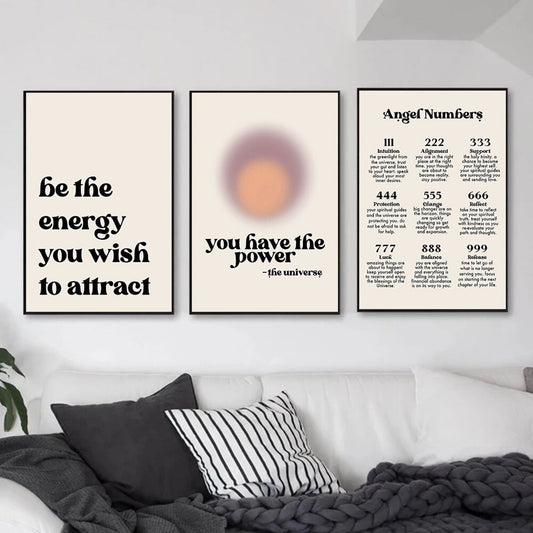 Schicke Wanddekoration mit dem Poster „Manifestierung Power und Energie“ von justgoodmood, ideal für eine gemütliche Wohnatmosphäre. Verleihe deinem Raum mit kraftvollen Botschaften einen frischen Look.