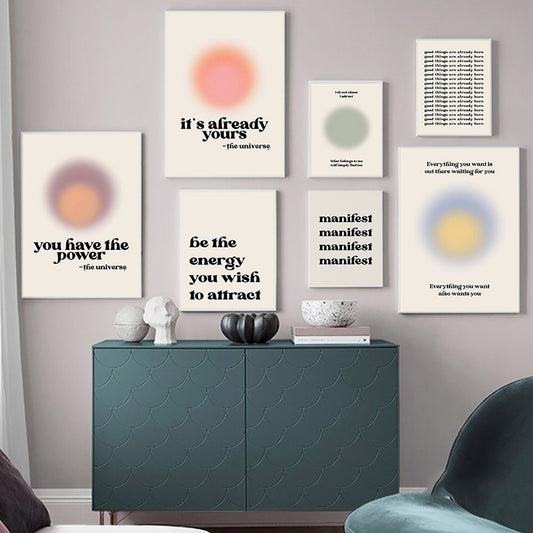 Inspirierendes Poster „Manifestierung Power und Energie“ von justgoodmood, präsentiert in einem stilvollen Raum mit weiteren motivierenden Prints, die Kreativität und positive Energie fördern.