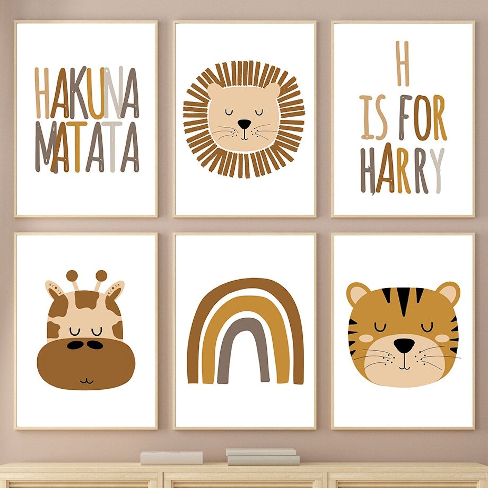 Niedliches Poster von justgoodmood mit Löwen, Tiger und dem Spruch 'Hakuna Matata', perfekt für die kreative Wandgestaltung im Kinderzimmer.