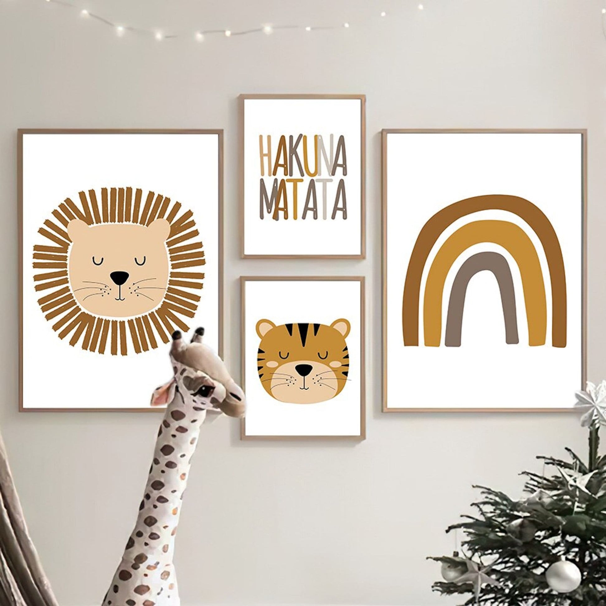 Fröhliches Kinderzimmer Poster von justgoodmood mit Löwen, Tiger und dem Spruch 'Hakuna Matata', ideal für die Wanddekoration.