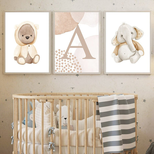 Bezauberndes Kinderzimmer-Poster mit einem süßen Bären, einem personalisierten Buchstaben und einem Elefanten, perfekt für die Dekoration von justgoodmood.